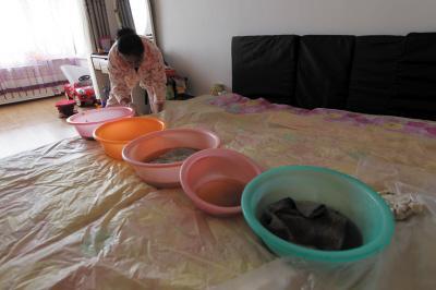 营山楼上漏水，住户失联，小区没物管，业主维权难！律师来支招……